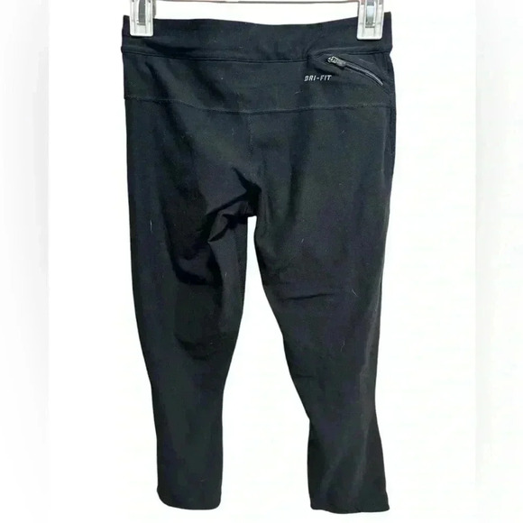 NIKE BLACK AND WHITE CAPRI LEGGINGS - Picture 2 of 3